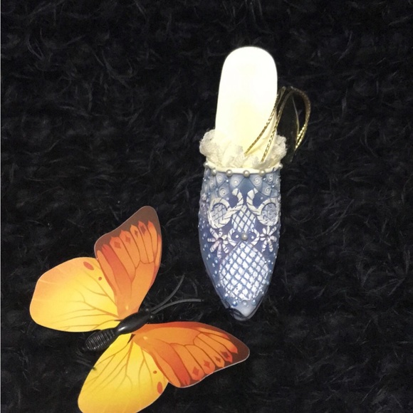 “Silent Rendezvous” Heirloom Ornament Collectible Shoe - Picture 11 of 12